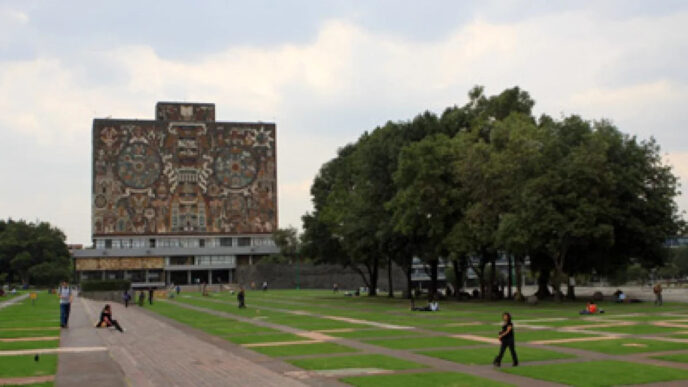 Edificios de departamentos en zona universitaria de la Ciudad de México con estudiantes buscando vivienda para el ciclo escolar