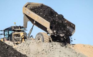 Zona minera colindante con área natural protegida en México, representando la nueva regulación de Semarnat sobre permisos ambientales