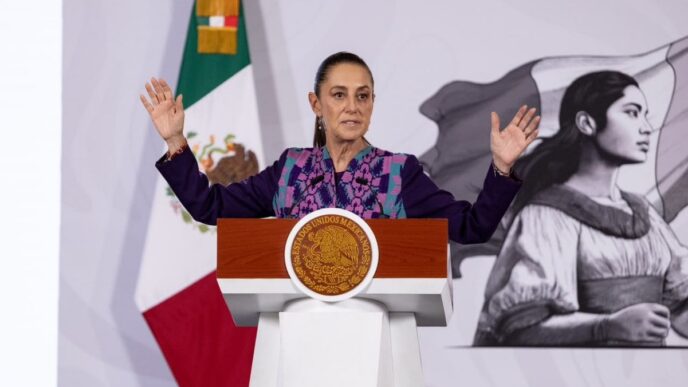 Presidenta Claudia Sheinbaum durante conferencia matutina hablando sobre la revisión del T-MEC