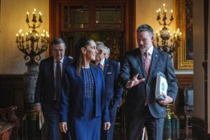 Claudia Sheinbaum en conferencia de prensa abordando la política arancelaria de Estados Unidos y la estrategia comercial de México