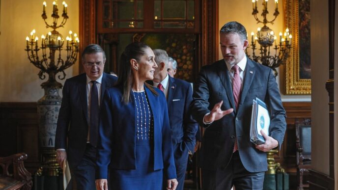 Claudia Sheinbaum en conferencia de prensa abordando la política arancelaria de Estados Unidos y la estrategia comercial de México