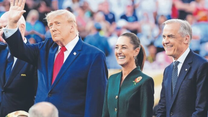 Claudia Sheinbaum en la tribuna del MetLife Stadium durante la final del Mundial 2026 junto a Donald Trump y Gianni Infantino