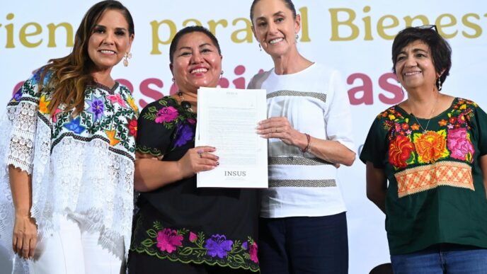 Claudia Sheinbaum durante la entrega de escrituras de vivienda a trabajadores en Quintana Roo como parte del Programa de Vivienda para el Bienestar