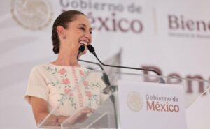 La presidenta Claudia Sheinbaum durante conferencia matutina hablando sobre la pensión universal para adultos mayores en México
