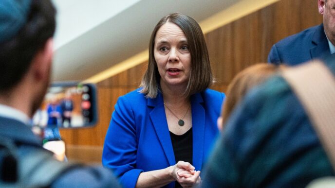 Shenna Bellows, secretaria de Estado de Maine, anuncia su retiro de la contienda demócrata al Senado de Estados Unidos