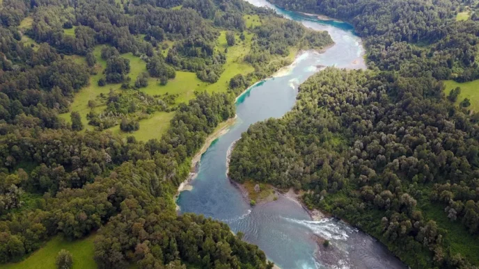 Concepto visual del Día del Sobregiro Ecológico mostrando el agotamiento de recursos naturales del planeta