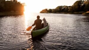 Frank Carter remando en canoa junto a su perro golden retriever Amos durante su travesía de 2,341 millas por el río Missouri