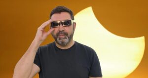 Representación de tecnología audiovisual que permite a personas ciegas experimentar el eclipse solar mediante estímulos sonoros sincronizados
