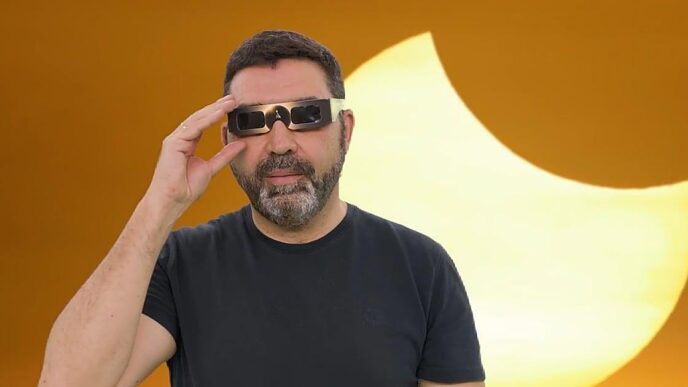 Representación de tecnología audiovisual que permite a personas ciegas experimentar el eclipse solar mediante estímulos sonoros sincronizados