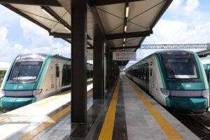 Tren Maya en operación mostrando la infraestructura ferroviaria que requiere mantenimiento costoso