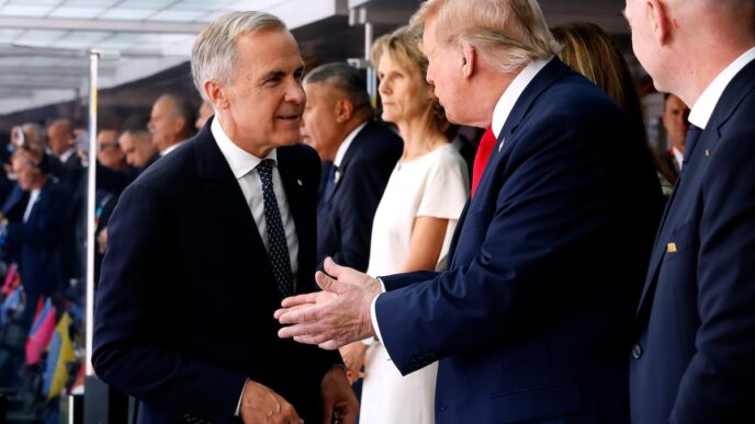 Donald Trump en conferencia de prensa anunciando medidas arancelarias contra Canadá