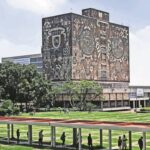 Fachada de la Universidad Nacional Autónoma de México con estudiantes en el campus universitario