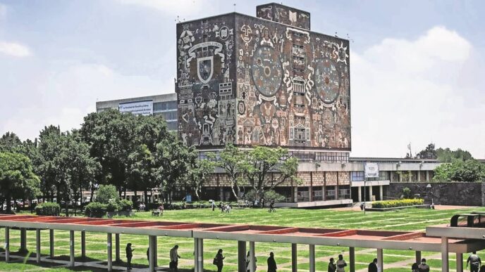 Fachada de la Universidad Nacional Autónoma de México con estudiantes en el campus universitario