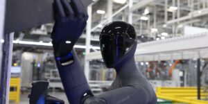 Jóvenes profesionistas buscando empleo en oficina moderna con tecnología de IA