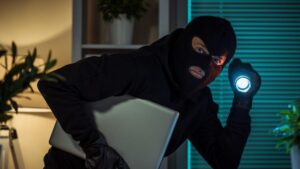 Portátiles Lenovo apilados representando robo laptops Deloitte fraude corporativo