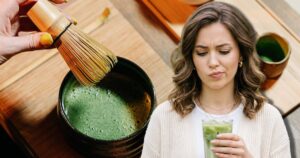 Taza de matcha latte verde sobre mesa de cafetería, representando el negocio millonario del té japonés en México