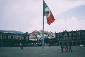 Gráfico de proyecciones del PIB de México para 2026 mostrando estimaciones de analistas privados versus gobierno
