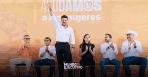 Samuel García y Mariana Rodríguez durante la entrega de tarjetas de Ayudamos a las Mujeres en García