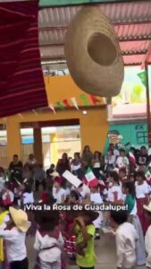 Estudiante durante representación escolar del Grito de Independencia generando contenido viral en redes sociales