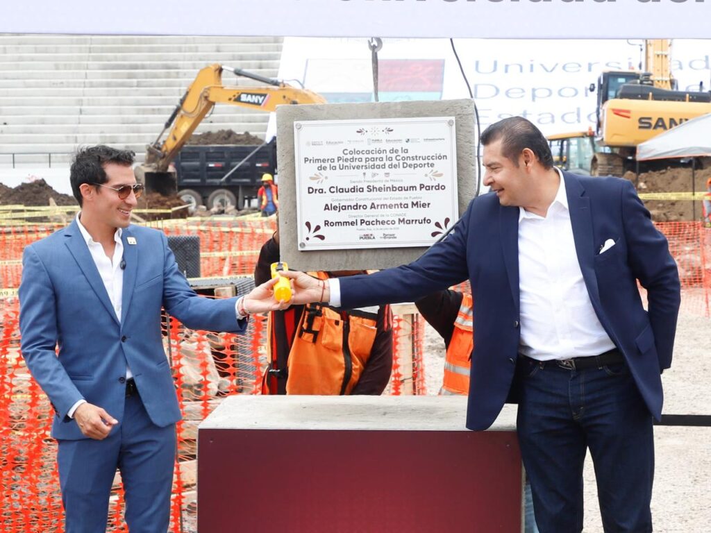 Alejandro Armenta y Rommel Pacheco colocan la primera piedra de la Universidad del Deporte en Puebla