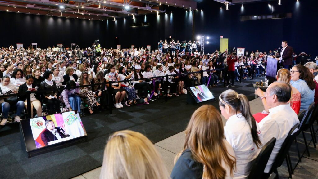 Puebla instala la primera Red de Tejedoras de la Patria en México