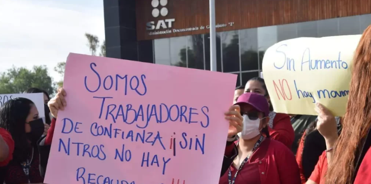 Empleados del SAT Puebla protestan dentro del paro nacional por ajustes salariales