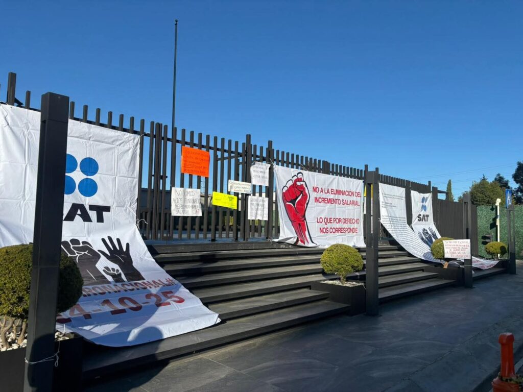 Empleados del SAT Puebla protestan dentro del paro nacional por ajustes salariales
